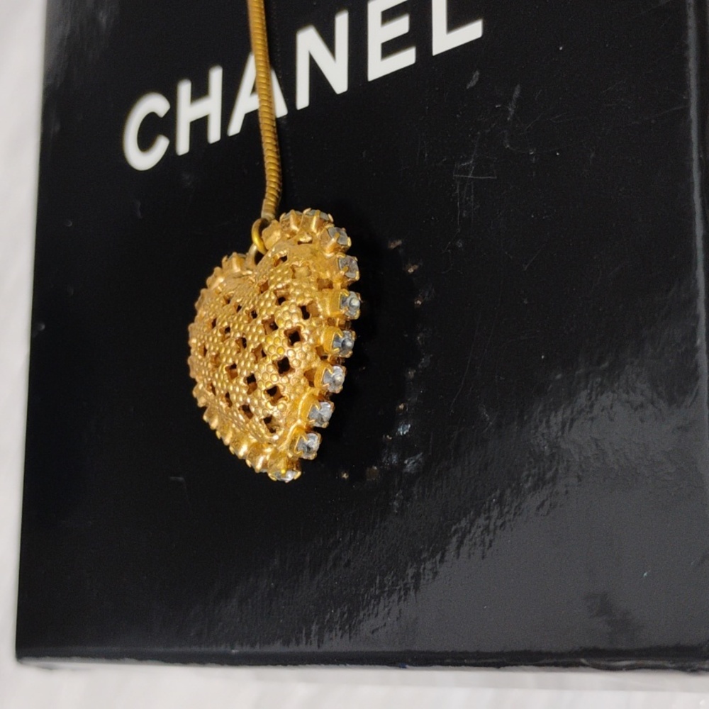 SALE! CHANEL Gold Plated Crystal Heart Lariat Necklace Feat Iconic CC Logo/Box - Picture 11 of 16